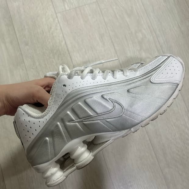 나이키 샥스 R4 화이트 메탈릭 실버