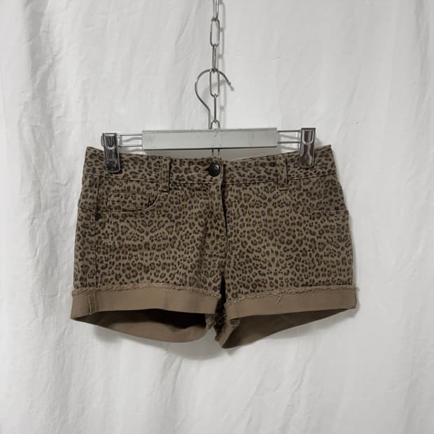 Leopard print rolled hem shorts