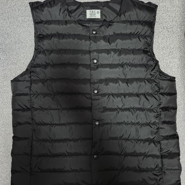 라운드넥 경량패딩 베스트 105사이즈 블랙 팝니다.