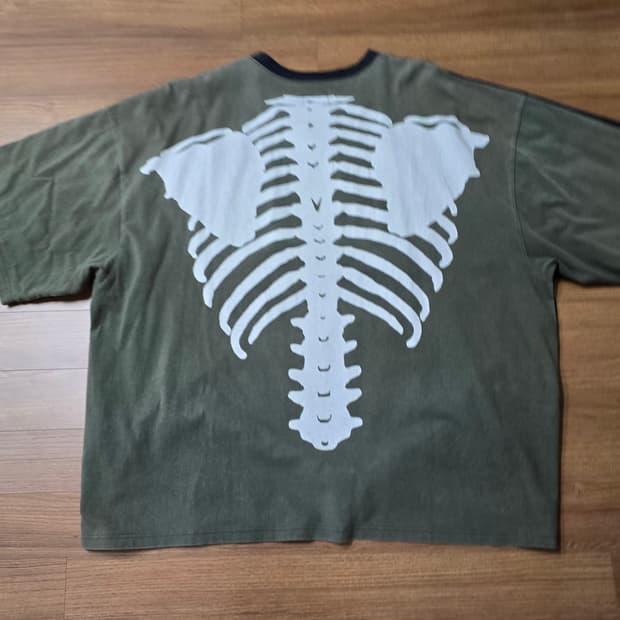 (os) 캐피탈 투톤 빅 포켓 본 반팔 티셔츠 초판