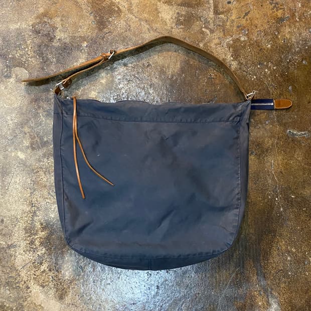 논네이티브 빈티지 가죽 스트랩 크로스백