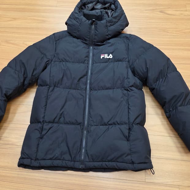 검정색 휠라 패딩 M사이즈입니다. 겉감은 폴리에스터 100%라 가볍고 따