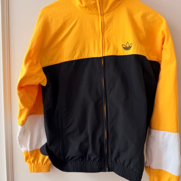 아디다스(ADIDAS)의 블록 웜업 집업 재킷