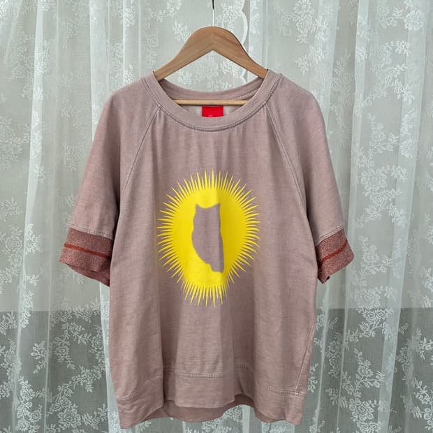 F) 럭키슈에뜨 반팔 티셔츠 핑크베이지