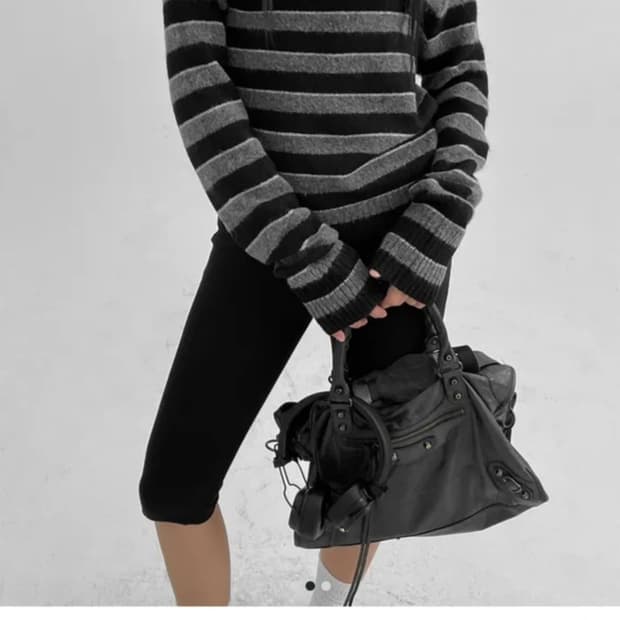 블랙업 앤트 스트라이프 오프숄더 니트