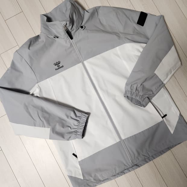 새상품급)험멜 바람막이 사이즈110

모자 없어서 싸게내놔요

거의새거에