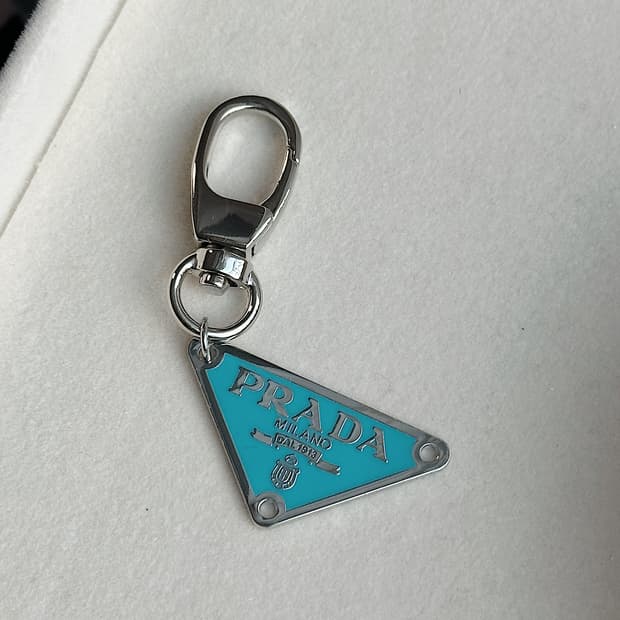 프라다 사파이어블루 실버 키링