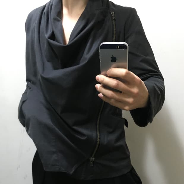 토네이도 마트 비대칭 드레이프 자켓