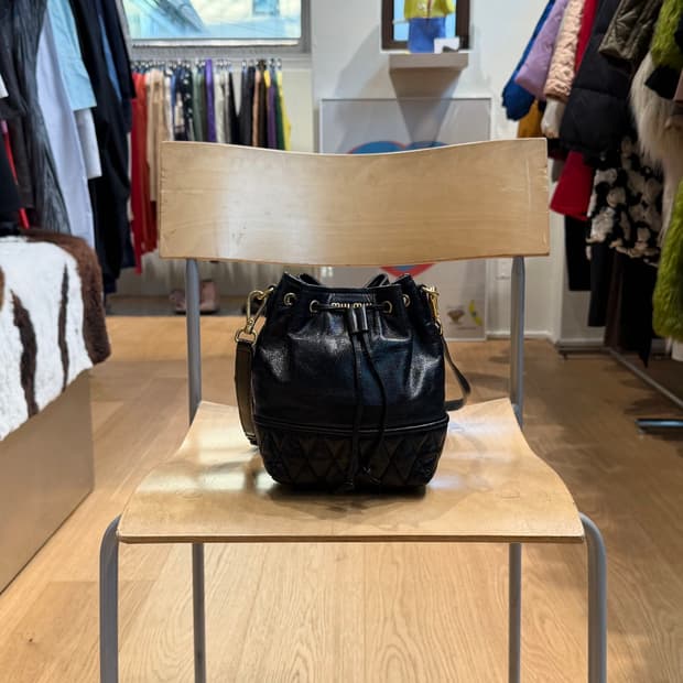 미우미우 블랙 나파 마테라쎄 버킷 숄더백 