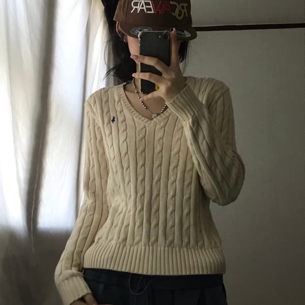 폴로 아이보리 브이넥 케이블 니트