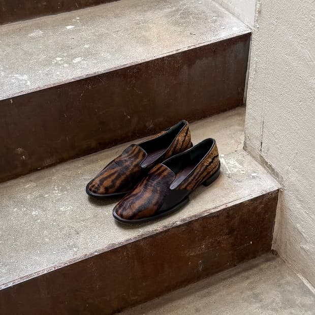 질샌더 브라운 타이거 프린트 고트 레더 로퍼