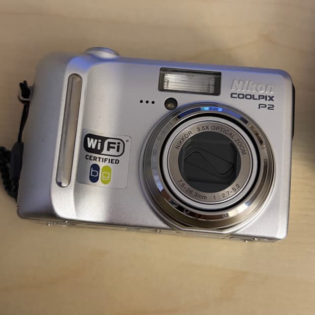 니콘 쿨픽스 p2 (쿨픽스p4 하위버전)