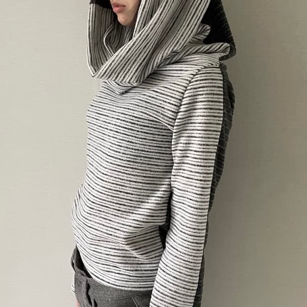 동은 loooong neck knit top