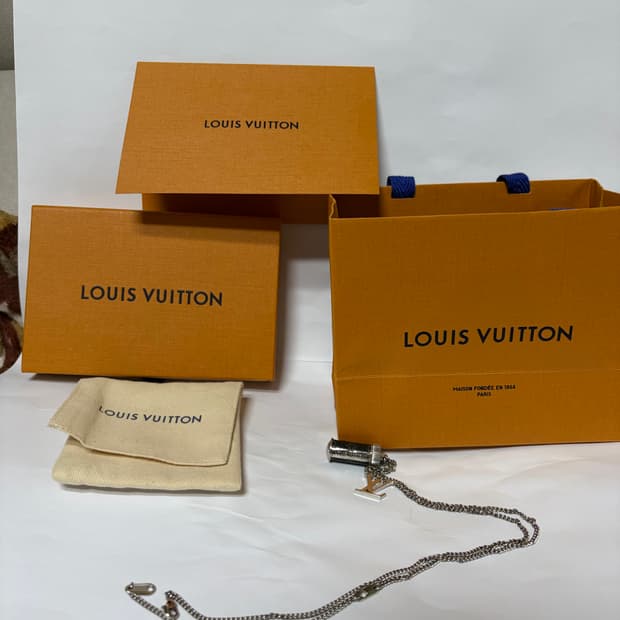 (급처)루이비통 모노그램 이클립스 참 목걸이 (풀박스)