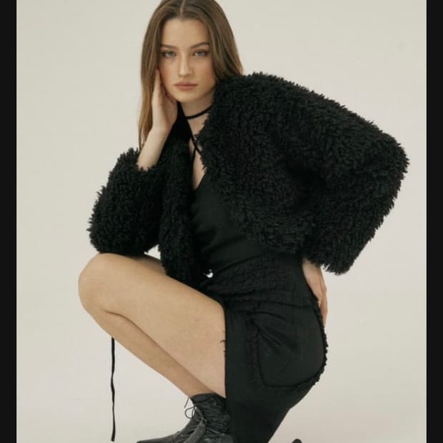 쓰리타임즈 플러피 크롭 퍼자켓 블랙