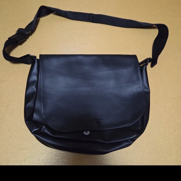 내셔널 퍼블리시티 블랙 가죽 크로스백