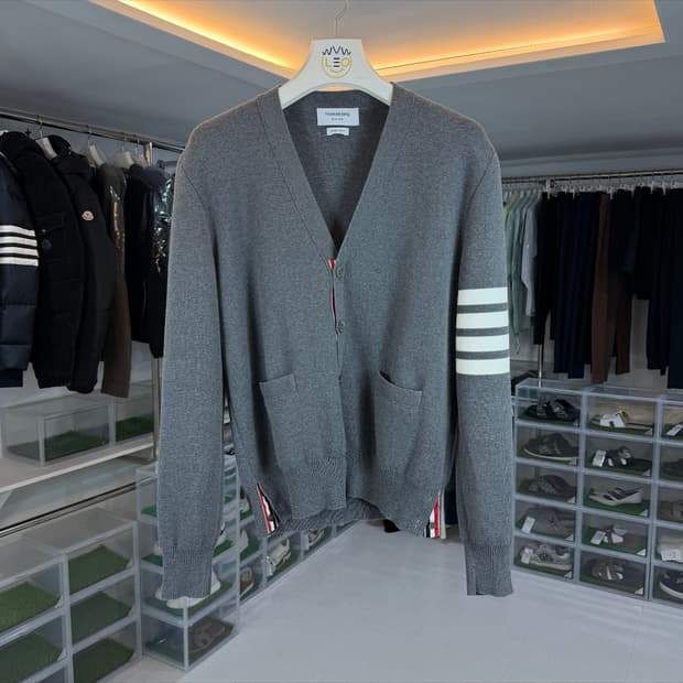 [리오브전포점] 톰브라운 밀라노스티치 사선 완장 자수 가디건