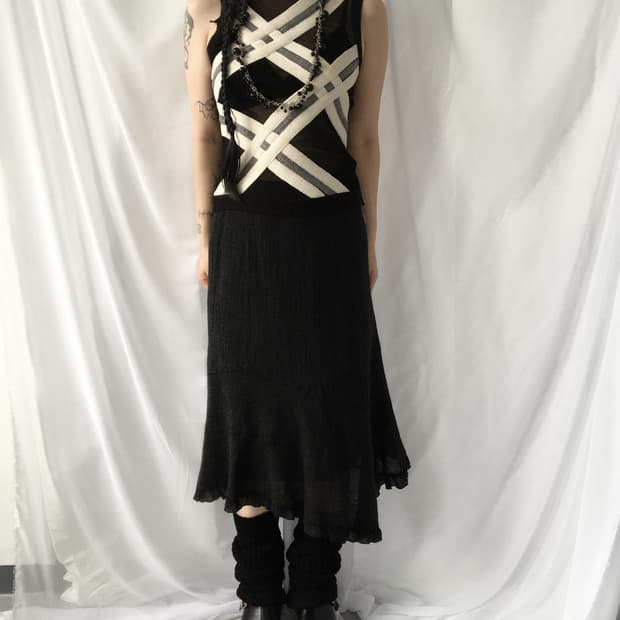 Line detail high neck knit sleeveless
