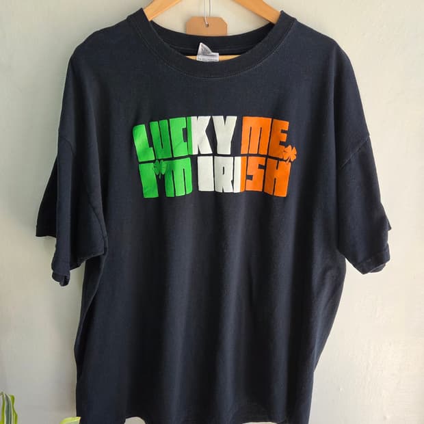 "Lucky Me I'm Irish" 아이리시 그래픽 티셔츠