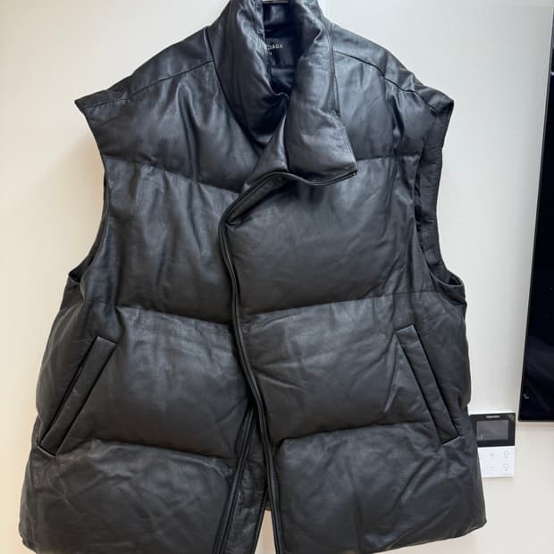 발렌시아가 가죽 패딩 조끼 베스트