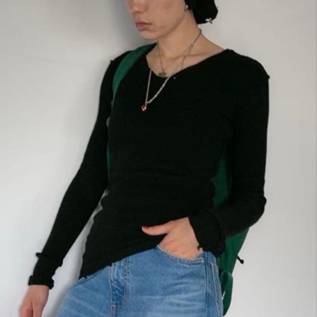 퍼버즈 브이넥 니트 탑