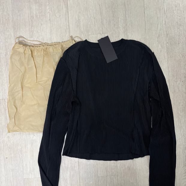 yyyy pleated long sleeve black