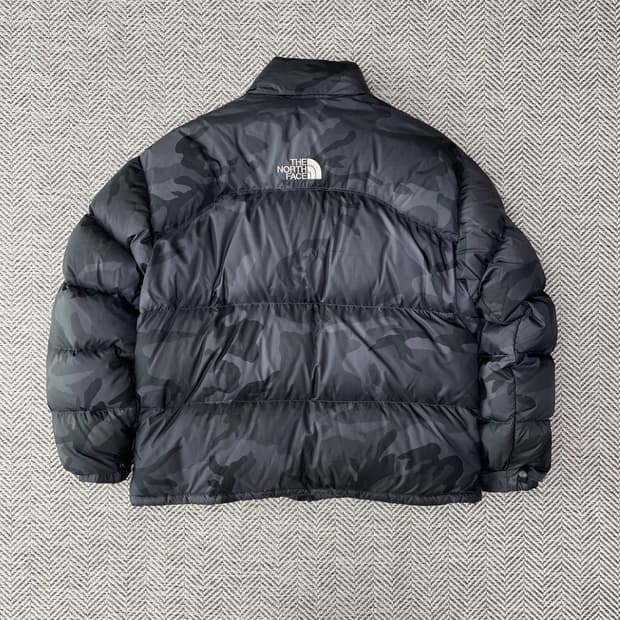 [105] 노스페이스 센터로고 무광 블랙 카모 700 눕시 패딩