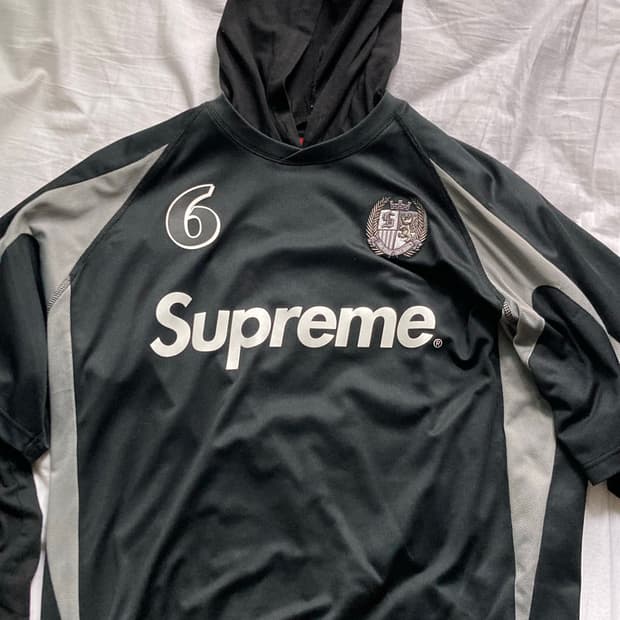 슈프림 후디드 사커 져지 23fw