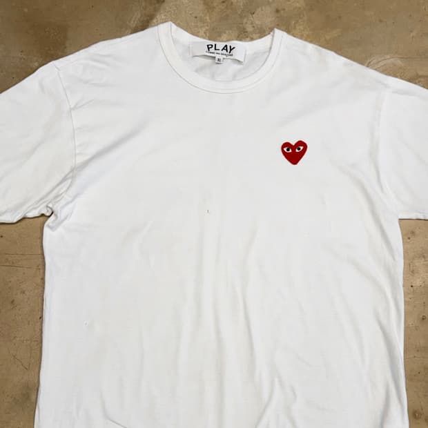 XL 꼼데가르송 레드하트 화이트 반팔티