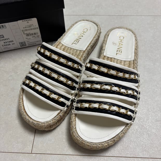 샤넬 블랙 앤 화이트 체인 샌들 슬리퍼 37사이즈