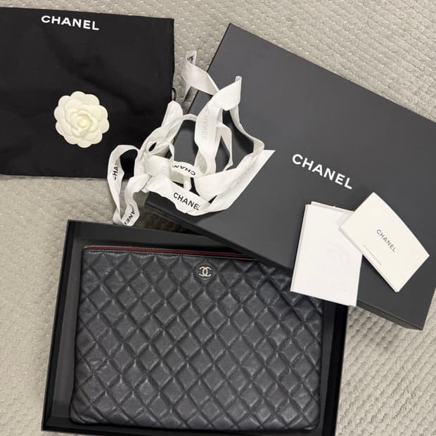 샤넬 클래식 캐비어 라지 클러치 블랙 은장