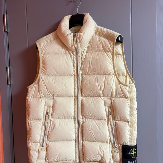 스톤아일랜드 심리스 터널 나일론 다운 TC 스토코 XL 판매합니다.