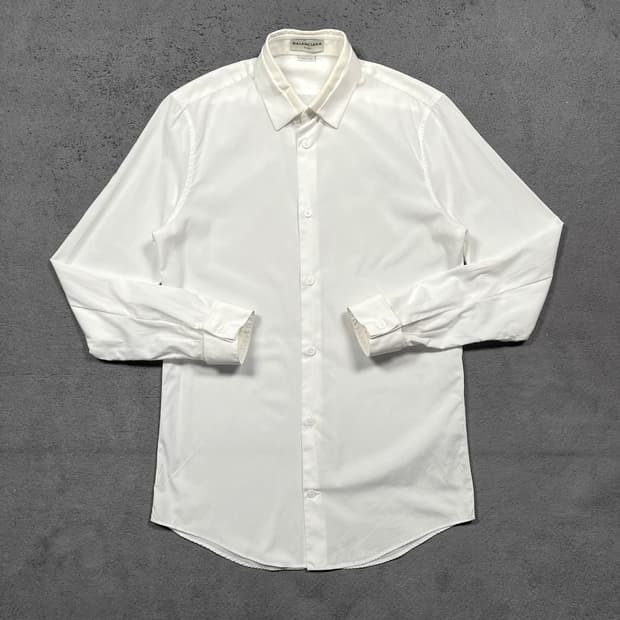 발렌시아가 카라 디테일 화이트 셔츠