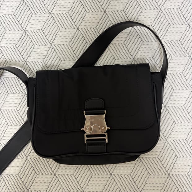마뗑킴 BIG BUCKLE BAG IN BLACK