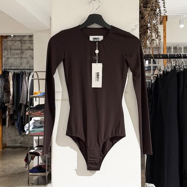 mm6 브라운 로고 롱슬리브 저지 바디수트