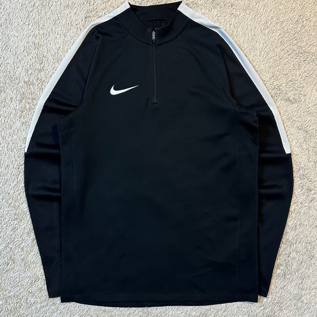나이키 드라이핏 스우시 사이드라인 기능성 하프 반집업 블랙