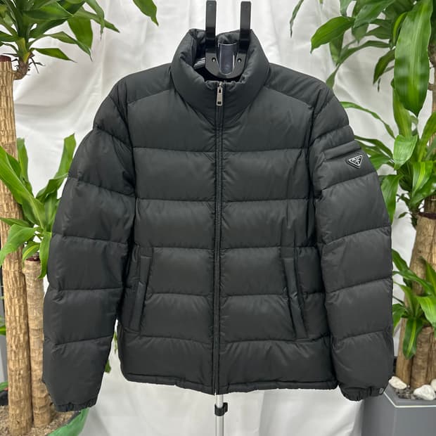 프라다 트라이앵글로고 패딩 52 블랙