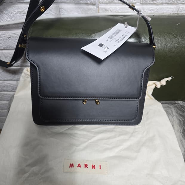 마르니 트렁크백 미듐 블랙 카프스킨.새상품