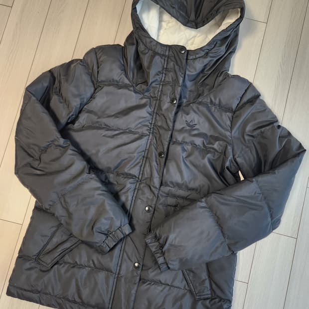 아디다스 여성 덕다운 패딩 자켓 사이즈M

외관상태는 하지오염 없이 깨끗