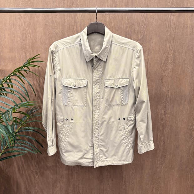 입생로랑 카라 자켓 플랩 포켓 로고 자수 디테일 레귤러핏 베이지