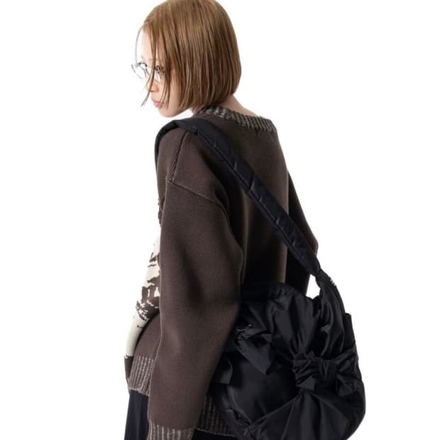 이우가마카라스 패딩백 블랙