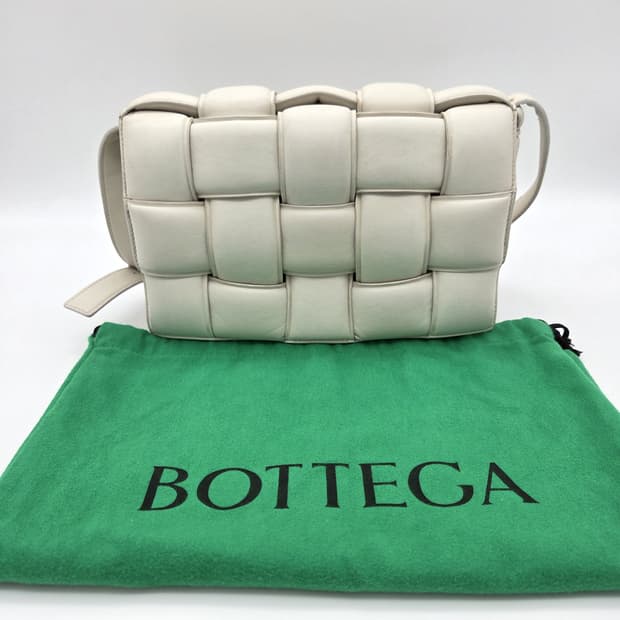 보테가베네타 패딩 카세트백