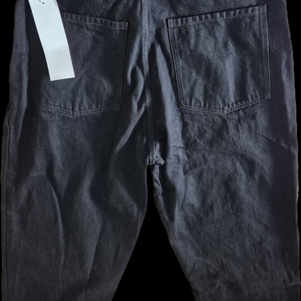 25AW Comoli 코모리 블랙 데님 벨티드 팬츠 새상품 입니다