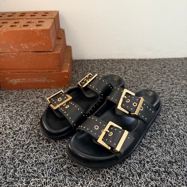 올세인츠(AllSaints) 스터드 버클 레더 슬라이드 샌들 - 블랙