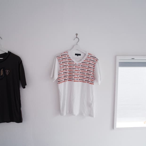 Lettering V-neck t-shirt