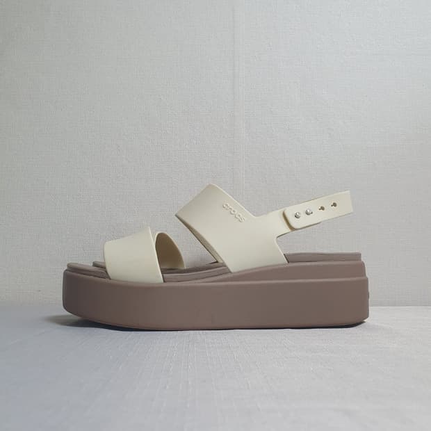 크록스 브루클린 로우 웨지 샌들 아이보리 모카브라운 베이지 240mm