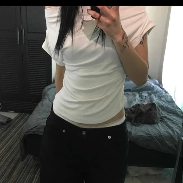 오프숄더 슬림 반팔 화이트