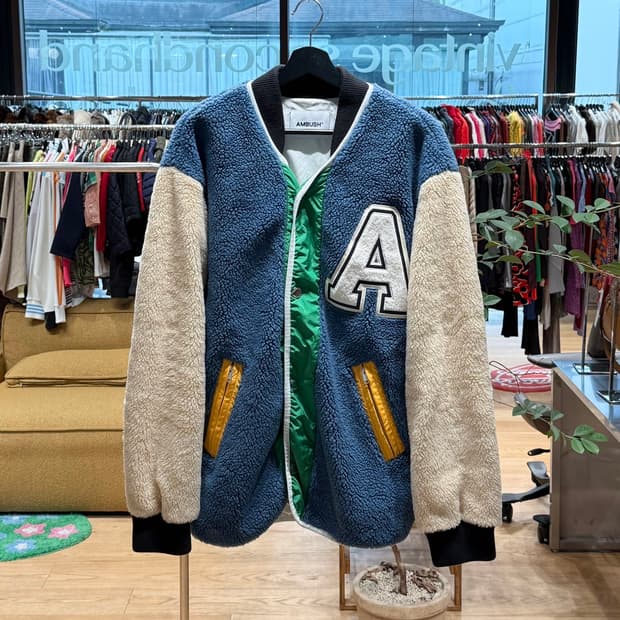 앰부쉬 블루 로고 패치 플리스 라이너 바시티 재킷