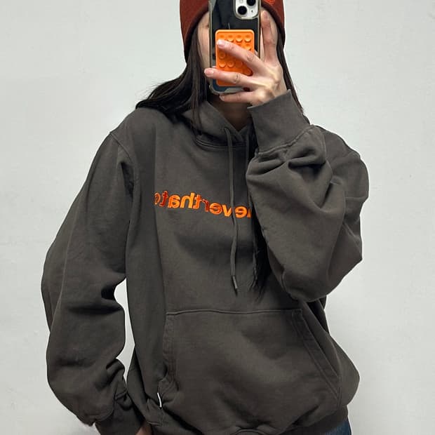 디스이즈네버댓 자수로고 다크브라운 후드티