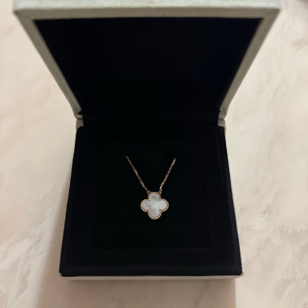 반클리프 앤 아펠의 스위트 알함브라 펜던트 목걸이